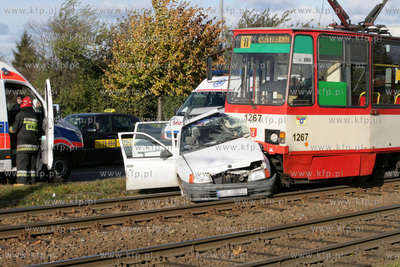 Wypadek na ulicy Budzysza i Sucharskiego. Samochod...