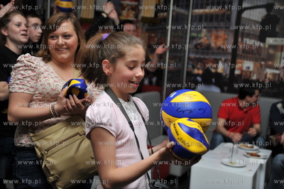 Klub Versalka w Sopocie. Spotkanie siatkarek Atom Trefl...