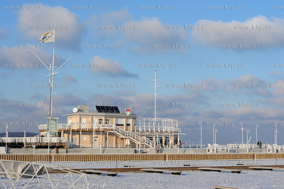 Zimowe molo w Sopocie. Nz. zamarznieta przystan jachtowa....