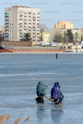 Wedkarze podlodowi lowia ryby w przereblach w okolicy...