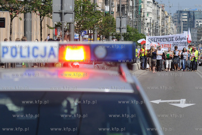 Kupcy z gdyńskiej hali targowej przeszli ulicami Gdyni...