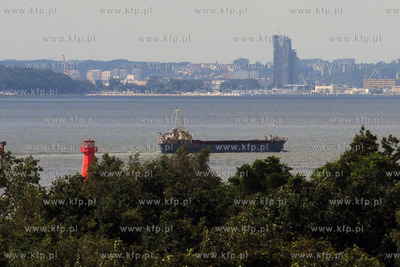 Statek zacumowany na redzie gdanskiego portu, w oddali...