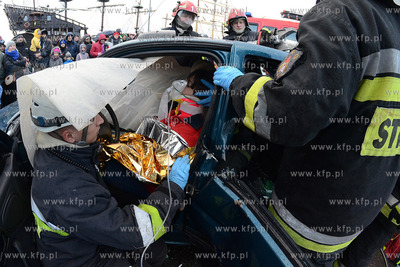 Gdynia. Molo Poludniowe. Pokaz ratownictwa medycznego...