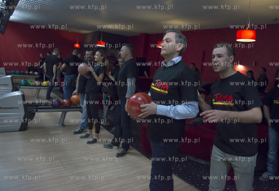 Slupsk. Prezydent Robert Biedron gral w kregle w  Kregielni...