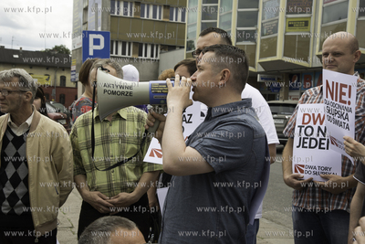 Protest mieszkancow Słupska przed dworcem PKP w sprawie...