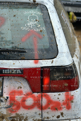 ZYWE TRUPY GRASOWAŁY W KOLIBKACH. Kolejna 14. juz...