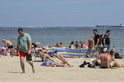 Sopot. Plaza w sezonie pelna plazowiczow i parawanow....