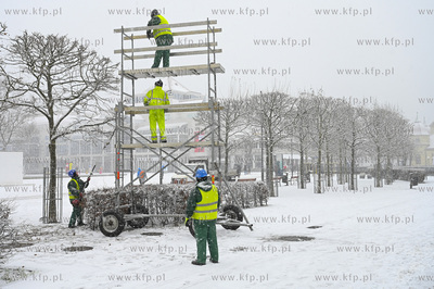 Sopot. Pierwszy snieg w Sopocie w 2023 r. Plac Przyjaciół...