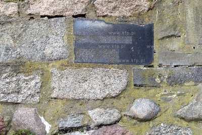 Fragmenty macew umieszczone w murze podtrzymującego...