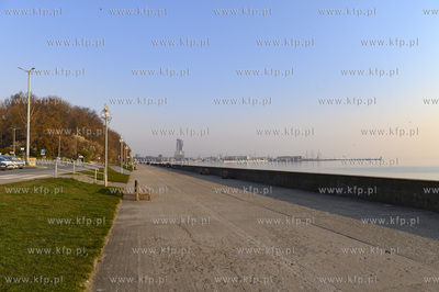 Gdynia. Bulwar Nadmorski o poranku. 28.03.2020 Fot....