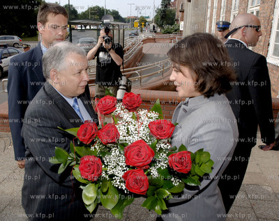 Gdansk. Konferencja prasowa Premiera Jaroslawa Kaczynskiego,...