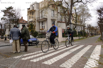 Sciezka rowerowa wzdluz ulicy Poniatowskiego w Sopocie....