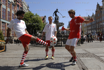 Kibice graja w pilke przed Neptunem na Dlugim Targu...