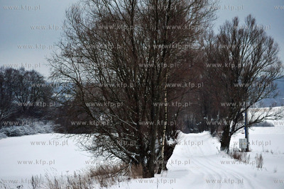 ZIma na Kaszubach. Wiejska droga pomiedzy Sulminem,...