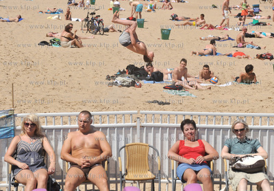 Sobota na molo w Gdansku Brzeznie. Plazowicze nad basenemz...