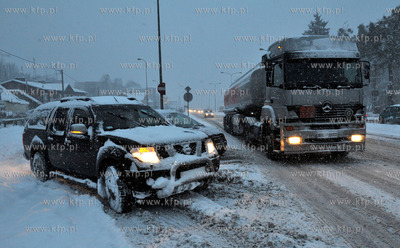 Obfite opady sniegu w Gdansku. Nz. Poranny korek na...