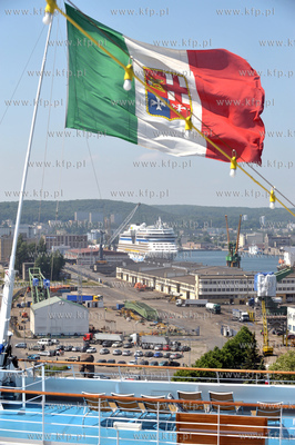 Statek wycieczkowy Costa Pacifica plywajacy pod wloska...