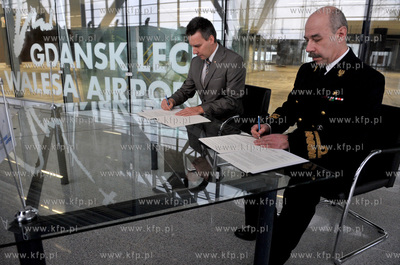 Gdansk, Terminal T2 Portu Lotniczego Gdansk. Podpisanie...