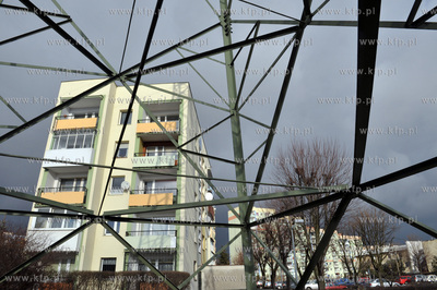 Gdansk Zaspa. Slupy z linia energetyczna wysokiego...