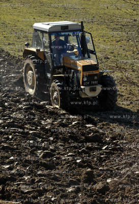Wiosenna orka na polach w Leznie na Kaszubach gmina...