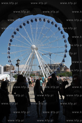 Wielkie kolo widokowe stanelo na Wyspie Spichrzow w...