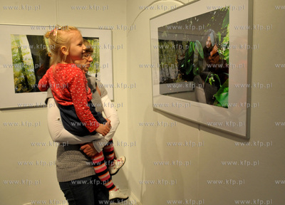 Wystawa fotografii Magdaleny Morawskiej  "Swieci, a...