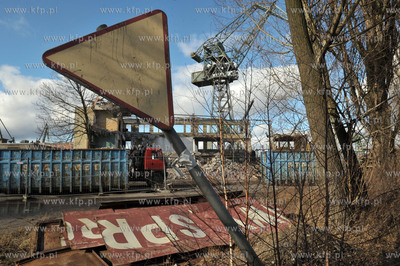 Tereny bylej Stoczni Gdanskiej. Wyburzanie budynku...