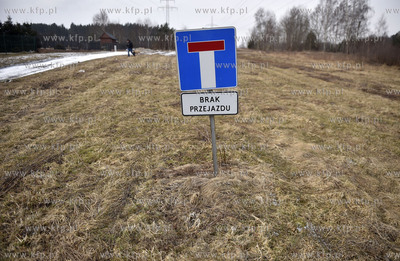 Gdańsk-Kokoszki. Znak droga bez przejazdu na ul. Egiertowskiej....