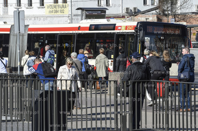 Autobus linii 118 na przystanku. 30.04.2019 fot. Maciej...