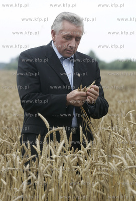 Andrzej Lepper na polu Andrzeja Sobocinskiego ( rolnika...