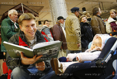 Gdansk. Centrum Handlowe Manhattan. Promocja albumu...