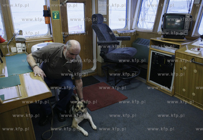 Gdynia. Pies uratowany na Zatoce Gdanskiej z plywajacej...