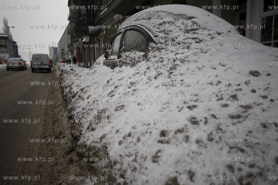 Gdansk. Zasypany sniegiem przez plug samochod, zaparkowany...