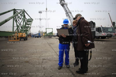 Gdynia. Zaladunek elementow tzw. stacker reclaimer,...