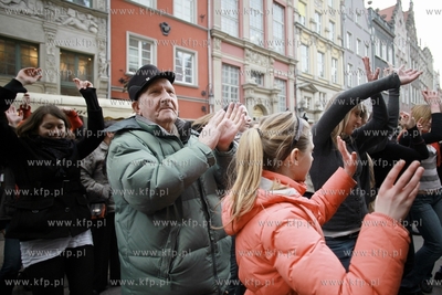 Gdańsk. Teatr w Oknie przy ul Długiej. Wolontariusze...