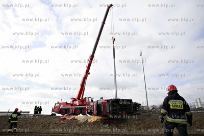 Przejazdowo. Zderzenie ciężarówek z czterema samochodami...