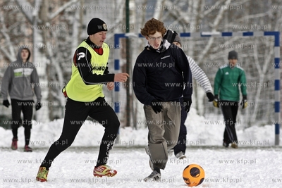 Gdansk Zaspa. Pilkarski turniej dzikich druzyn Do przerwy...