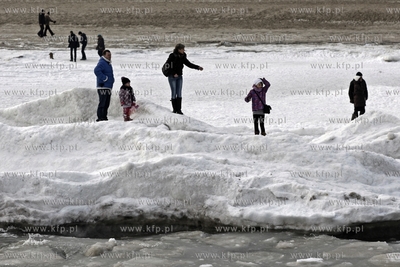 Niedziela na plazy w Gdyni Orlowie.
02.02.2014
fot....