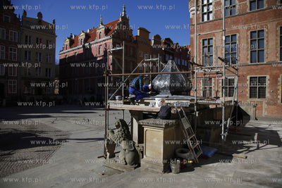 Montaz wyremontowanej kopuly na przedprozu Dworu Artusa...