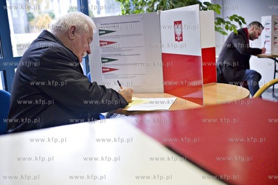 Obwodowa Komisja Wyborcza nr. 200 w Gdańsku. Głosowanie...