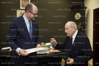 UM Gdańska. Prezydent Paweł Adamowicz wręczył medal...