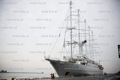 Żaglowiec Wind Surf wpływa do portu w Gdyni.
10.08.2017
fot....