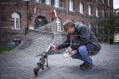 Plac przed pomnikiem Obrońców Poczty Polskiej w Gdańsku....