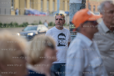 Manifestacja pod hasłem "Bo nie sprzedaje się praworządności"...
