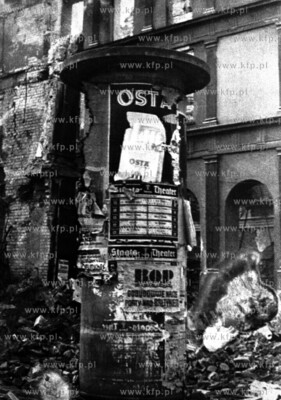 Gdansk po 1945 r slup ogloszeniowy z nowymi polskimi...