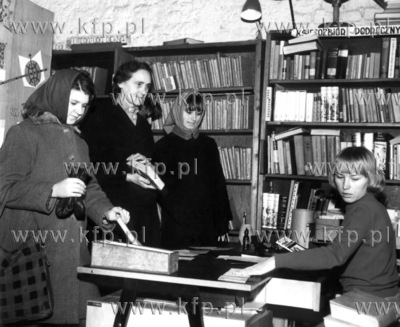 W bibliotece. 1968 (?) Fot. Zbigniew Kosycarz / KFP...