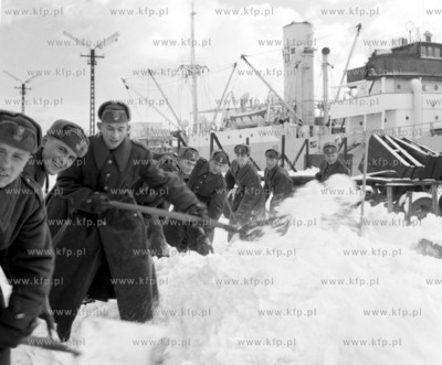 Wojsko odsnieza port w Gdyni podczas pierwszej zimy...