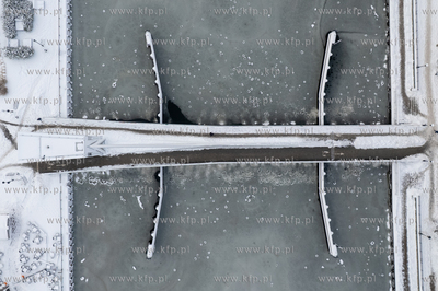 Zima w Gdańsku. Kładka zwodzona na Motławie.  12.01.2026...