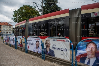 Pętla tramwajowa w Oliwie. Zerwane i zniszczone reklamy...