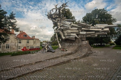 Mural z napisem "Cześć i Chwała Obrońcom Poczty"...